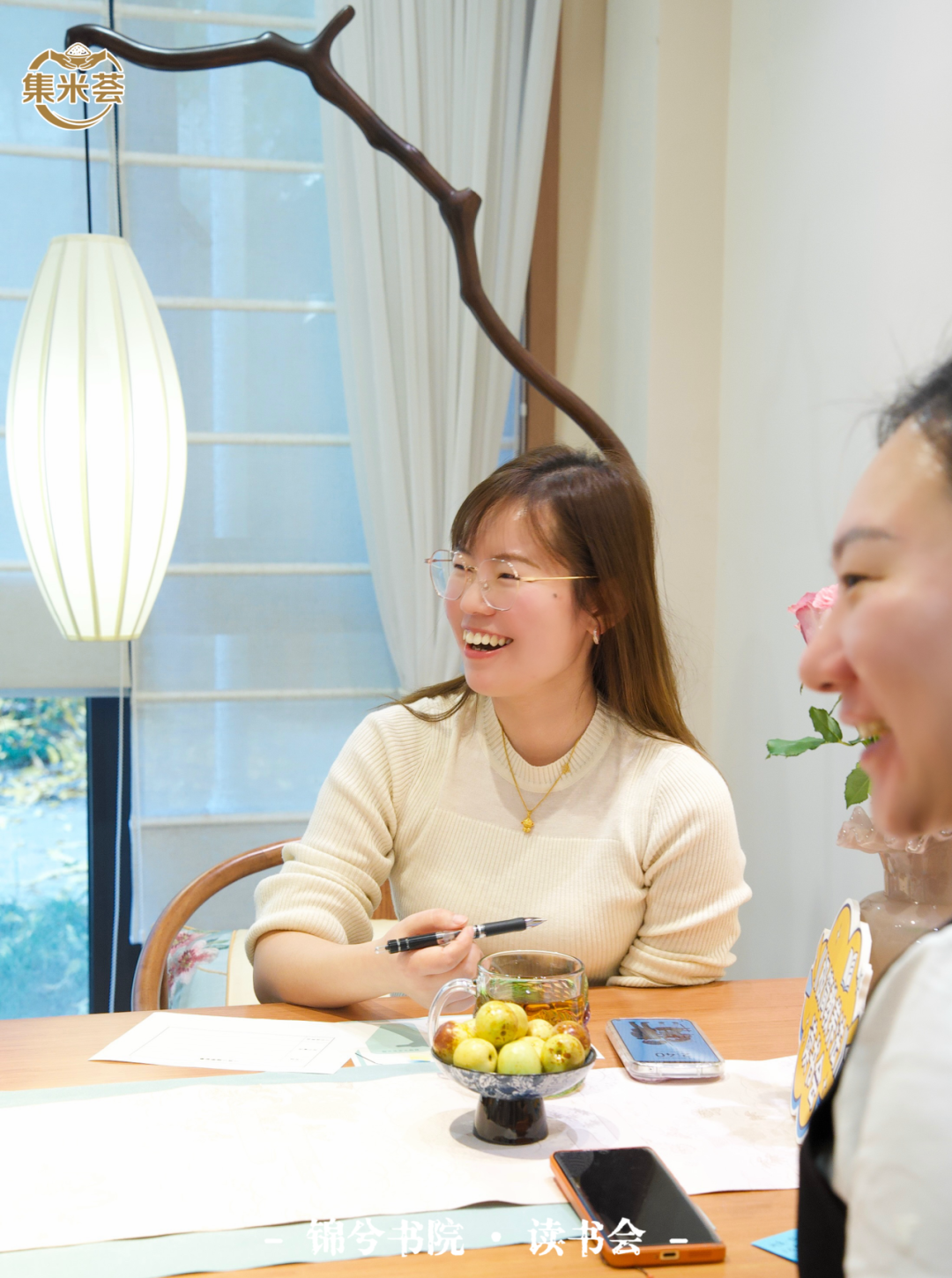 参与者在读书会中交流